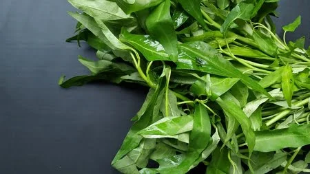 Kangkung sebagai sayuran tinggi serat yang praktis diolah dan membantu rasa kenyang dalam diet rendah kalori.