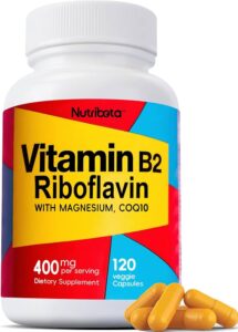 Ilustrasi suplemen Riboflavin (Vitamin B2) dengan Coenzyme Q10 dan Magnesium sebagai pendekatan fat burner metabolik tanpa stimulan untuk wanita, mendukung produksi energi sel dan fungsi mitokondria.