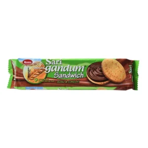 Biskuit gandum sandwich Roma Sari Gandum Sandwich varian susu dan cokelat dalam kemasan.